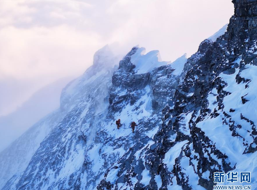 5月27日，2020珠峰高程测量登山队正在向珠峰峰顶挺进。 当日2时10分许，2020珠峰高程测量登山队8名队员陆续从海拔8300米的突击营地出发，向着世界海拔最高的珠峰峰顶挺进。 新华社特约记者 扎西次仁 摄