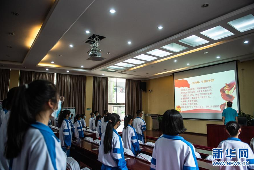 5月4日，贵阳市乌当中学新团员在进行入团宣誓。 当日，贵州省贵阳市乌当中学举行以“五四精神，传承有我”为主题的五四青年节纪念活动暨新团员入团仪式。 新华社记者 陶亮 摄