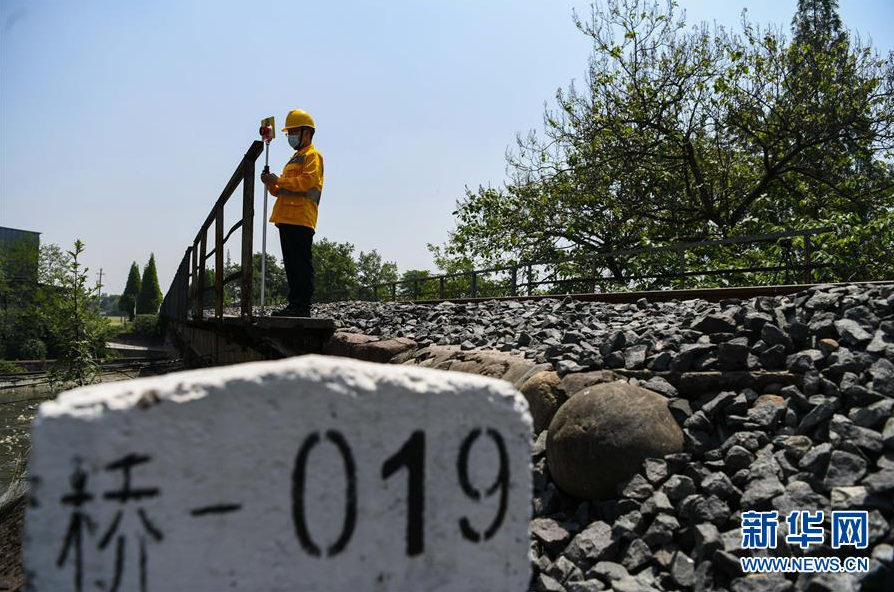 4月28日，在成都市蒲阳河1号桥，技术人员操作无人机准备进行铁路桥的防洪隐患排查。 入汛以来，中国铁路成都局集团公司成都工务段利用全站仪、无人机、铁路气象服务系统等开展隐患排查及汛期雨情水情气象跟踪分析工作，确保汛期铁路安全。 新华社记者 王曦 摄