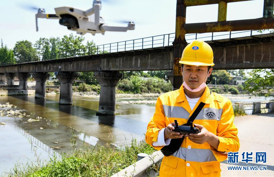 4月28日，在成都市蒲阳河1号桥，技术人员操作无人机准备进行铁路桥的防洪隐患排查。 入汛以来，中国铁路成都局集团公司成都工务段利用全站仪、无人机、铁路气象服务系统等开展隐患排查及汛期雨情水情气象跟踪分析工作，确保汛期铁路安全。 新华社记者 王曦 摄