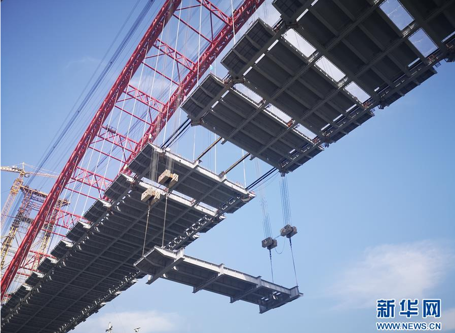 5月18日，合江长江公路大桥主梁正在进行最后的吊装作业。新华社发