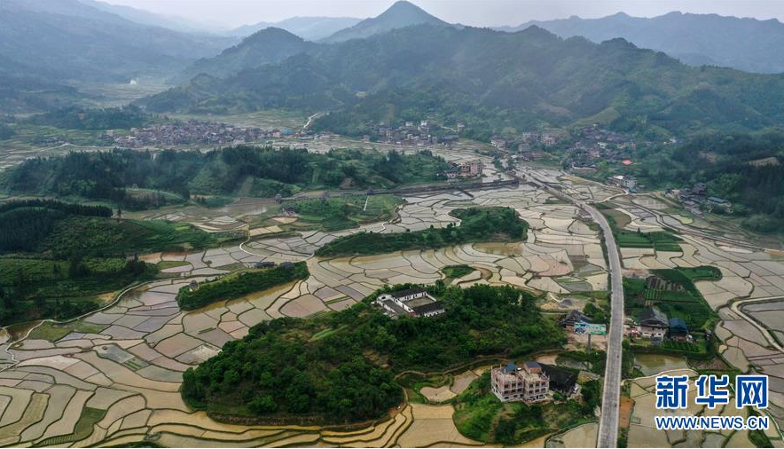 这是广西柳州市三江侗族自治县良口乡的春日风光（4月25日无人机照片）。 春日里，无人机镜头下的广西柳州市三江侗族自治县风景如画。 新华社记者张爱林摄