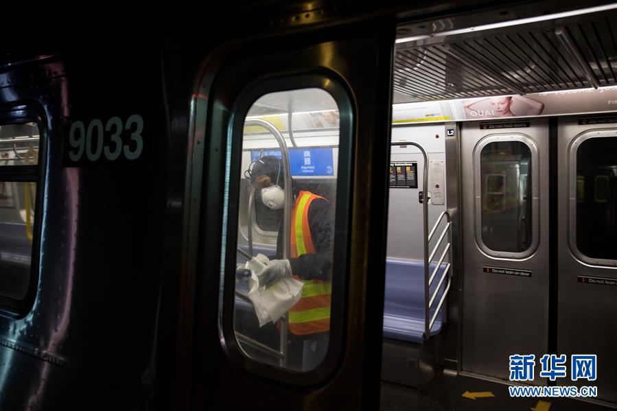 5月6日，在美国纽约，地铁司机从停运车辆的车窗向外张望。6日起，为应对新冠疫情，原本24小时运营的纽约地铁开始在每天凌晨1点到5点暂停运营，对车辆进行全面消毒。 新华社发 （郭克摄）