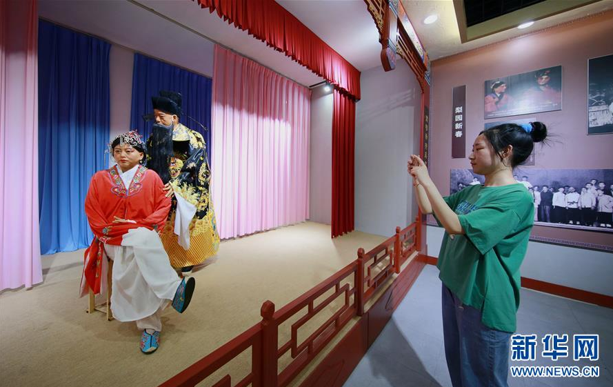 5月29日，观众在武安市活水乡楼上村戏曲小镇的平调落子博物馆内参观。新华社记者 王晓 摄