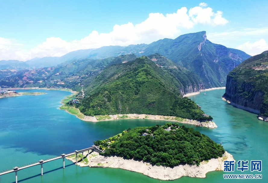 5月29日，船只在长江瞿塘峡段江面上航行（无人机照片）。 新华社记者 王全超 摄