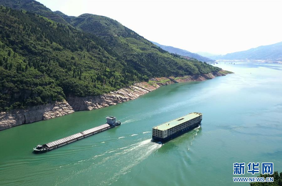 5月29日，船只在长江瞿塘峡段江面上航行（无人机照片）。 新华社记者 王全超 摄