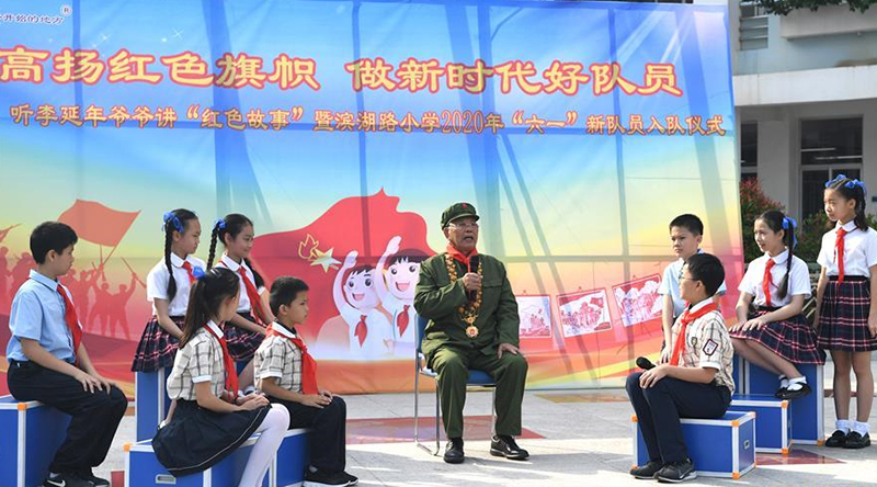 5月29日，李延年给孩子们讲述红色故事。“六一”国际儿童节来临之际，“共和国勋章”获得者、老一辈战斗英雄李延年来到广西南宁市滨湖路小学给孩子们讲述战争年代的红色故事，寄语他们好好学习、努力奋斗。孩子们向李延年赠送了师生共绘的“红色画卷”，向老英雄致敬。新华社记者 周华 摄