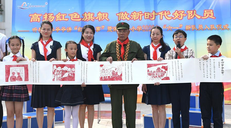 5月29日，李延年给孩子们讲述红色故事。“六一”国际儿童节来临之际，“共和国勋章”获得者、老一辈战斗英雄李延年来到广西南宁市滨湖路小学给孩子们讲述战争年代的红色故事，寄语他们好好学习、努力奋斗。孩子们向李延年赠送了师生共绘的“红色画卷”，向老英雄致敬。新华社记者 周华 摄