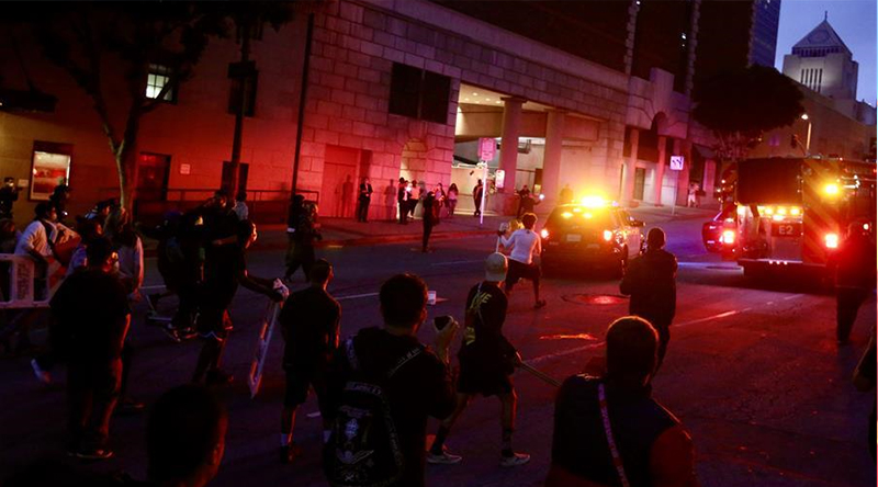 月29日，抗议者在美国洛杉矶街头游行示威。 美国西部第一大城市洛杉矶29日连续第三天发生抗议警方暴力执法的示威游行并发展为骚乱。当地警方表示，至30日晨已有533人被逮捕。 新华社发