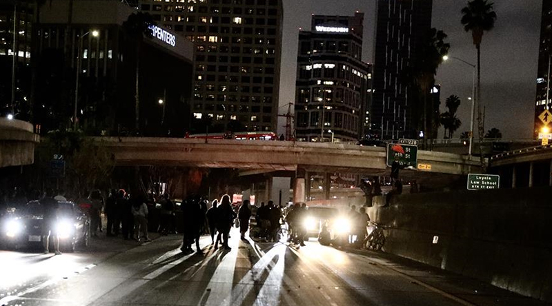 月29日，抗议者在美国洛杉矶街头游行示威。 美国西部第一大城市洛杉矶29日连续第三天发生抗议警方暴力执法的示威游行并发展为骚乱。当地警方表示，至30日晨已有533人被逮捕。 新华社发