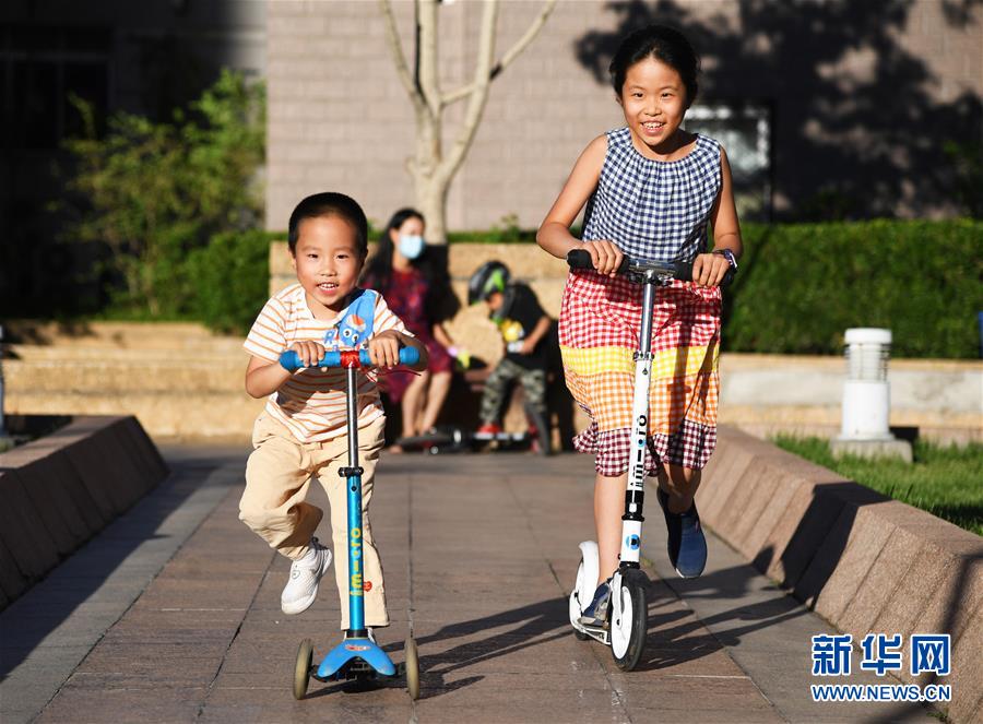 5月31日，在北京市海淀区中关村街道新科祥园社区广场，小朋友们在玩耍。新华社记者 任超 摄