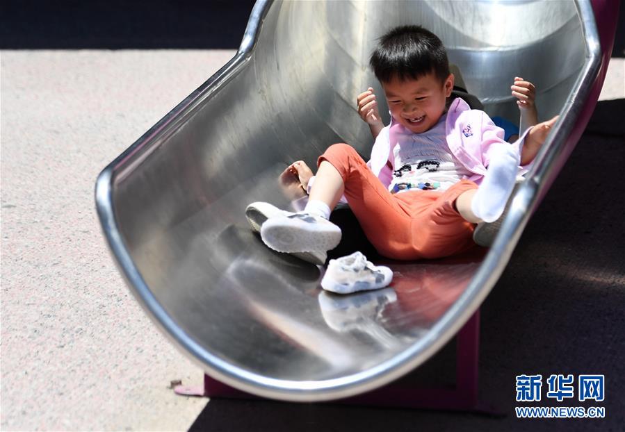 5月31日，小朋友在北京五棵松华熙Live滑滑梯。新华社记者 张晨霖 摄