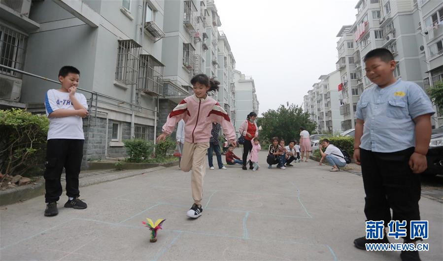 5月31日，在江苏省扬州市广陵区汤汪乡杉湾花园社区，小朋友参加社区举办的趣味游戏活动。 “六一”国际儿童节临近，各地举行丰富多彩的活动，让孩子们在欢乐中迎接自己的节日。 新华社发（孟德龙 摄）