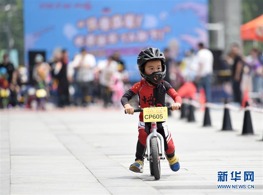 5月31日，一名小朋友在江苏省淮安市举办的儿童滑步车骑行比赛中。“六一”国际儿童节临近，各地举行丰富多彩的活动，让孩子们在欢乐中迎接自己的节日。 新华社发（贺敬华 摄）