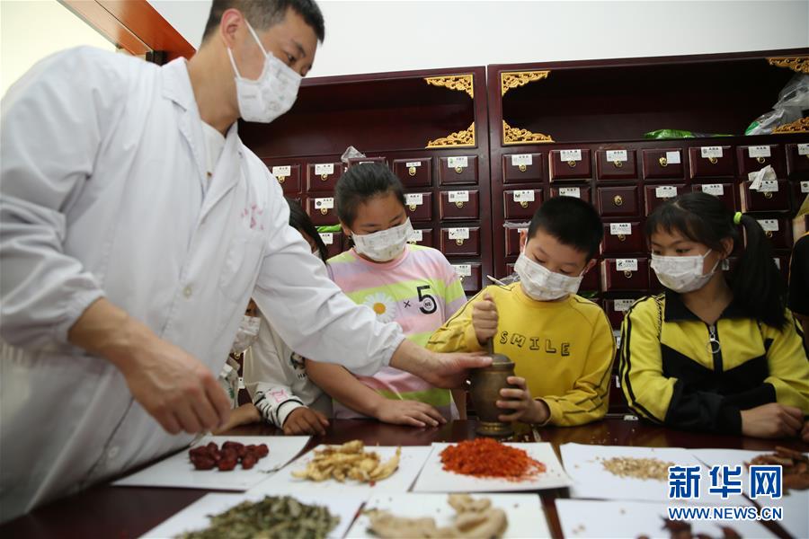 5月31日，小朋友在贵州省黔南布依族苗族自治州福泉市中医医院中药房体验捣药。 新华社发（黄欢 摄）