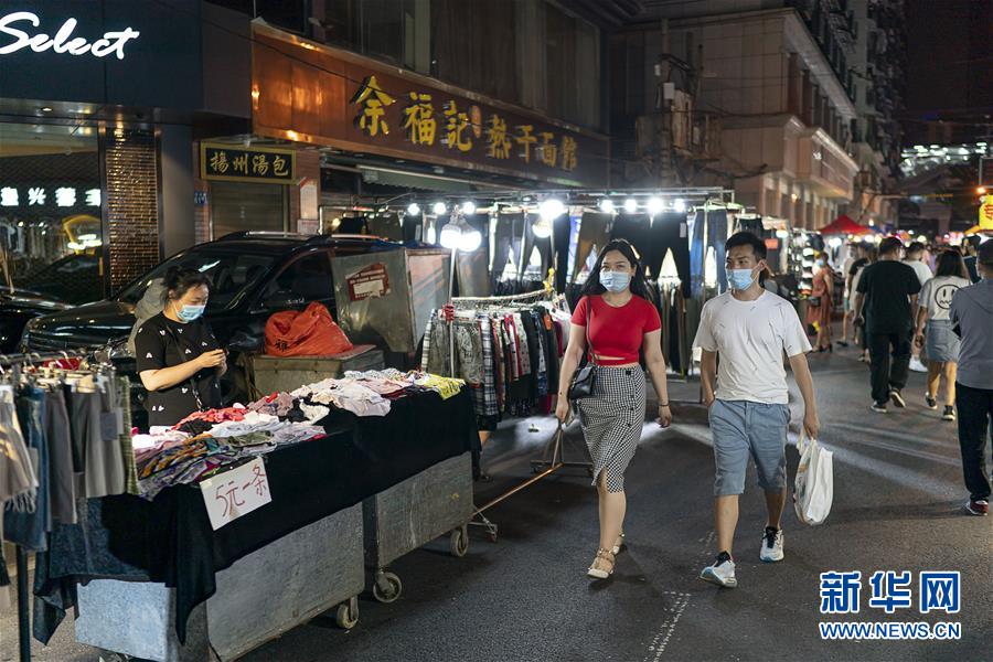 6月1日，市民在武汉保成路夜市消费休闲。 随着复工复产复市持续推进，武汉街头传统的夜市再次热闹起来，不少市民前来消费休闲，初夏的烟火气充满生机。 新华社记者 熊琦 摄