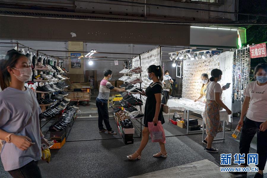 6月1日，市民在武汉保成路夜市消费休闲。 随着复工复产复市持续推进，武汉街头传统的夜市再次热闹起来，不少市民前来消费休闲，初夏的烟火气充满生机。 新华社记者 熊琦 摄