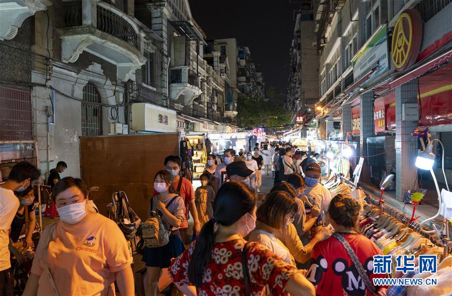 6月1日，市民在武汉保成路夜市消费休闲。 随着复工复产复市持续推进，武汉街头传统的夜市再次热闹起来，不少市民前来消费休闲，初夏的烟火气充满生机。 新华社记者 熊琦 摄