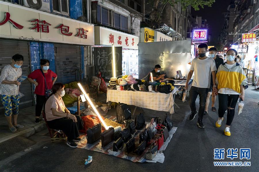 6月1日，市民在武汉保成路夜市消费休闲。 随着复工复产复市持续推进，武汉街头传统的夜市再次热闹起来，不少市民前来消费休闲，初夏的烟火气充满生机。 新华社记者 熊琦 摄