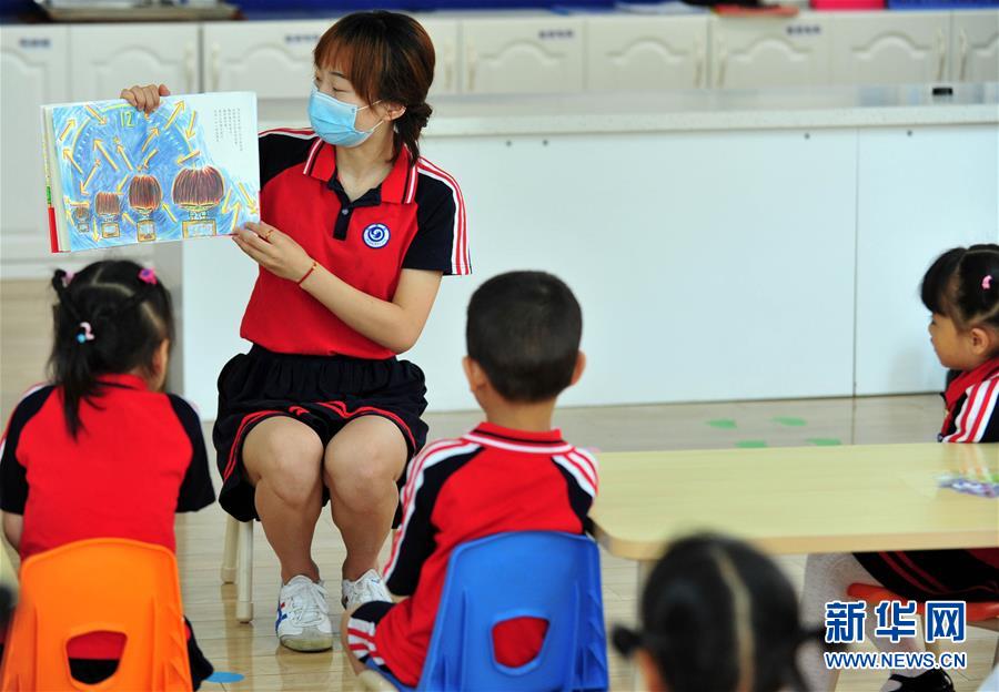 6月2日，在成都市龙泉驿区明慧家美育幼儿园，老师为小朋友们讲绘本故事。 当日起，四川省成都市幼儿园按照分批分段、错时错峰的原则陆续开园。 新华社发（胥冰洁摄）