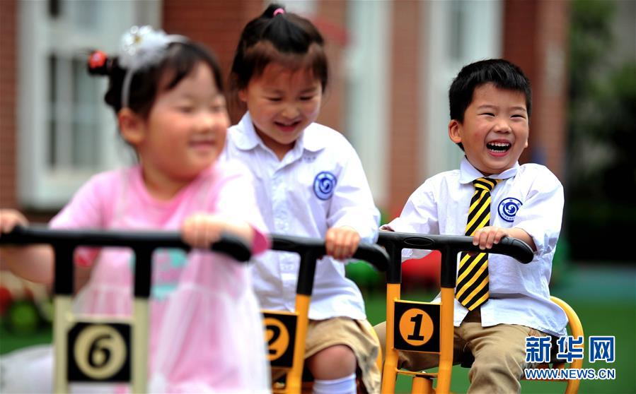 6月2日，小朋友们在成都市龙泉驿区明慧家美育幼儿园里玩耍。 当日起，四川省成都市幼儿园按照分批分段、错时错峰的原则陆续开园。 新华社发（胥冰洁摄）