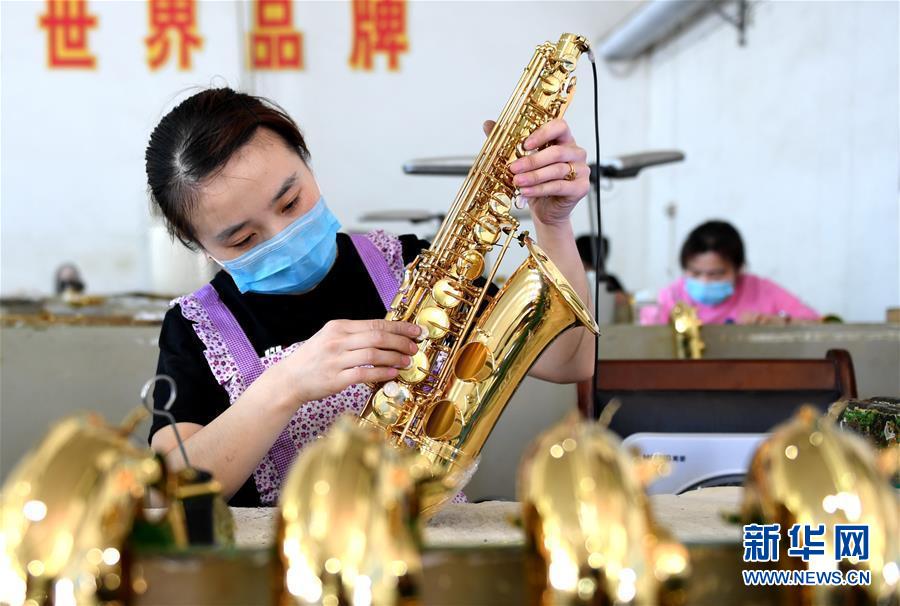 6月2日，工人在武强县一家乐器厂生产车间内加工组装乐器。 近年来，河北省武强县创新“乐器+”产业扶贫模式，依托当地乐器行业龙头企业，吸纳贫困群众参与到乐器文化全产业链中，带动他们稳定就业。 新华社记者 朱旭东 摄
