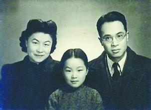 一家三口，中间为杨绛与钱钟书之女钱瑗。后在女人去世后，杨绛写书《我们仨》纪念。