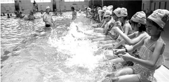 在杭州，中小学生学习游泳的场景比比皆是