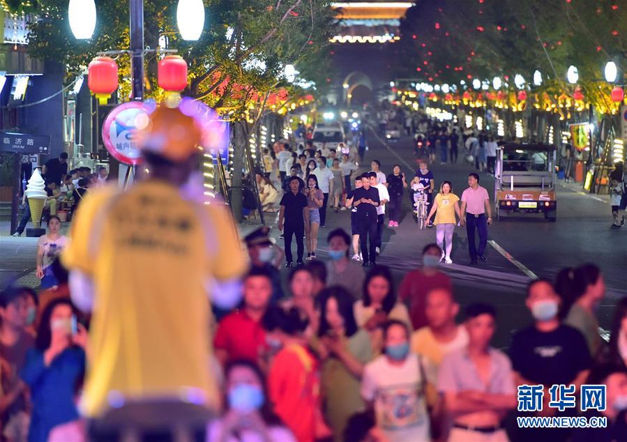6月3日晚，一名外卖小哥在河北正定古城历史文化街阳和楼前的群众舞台上歌唱。新华社发（张晓峰 摄）