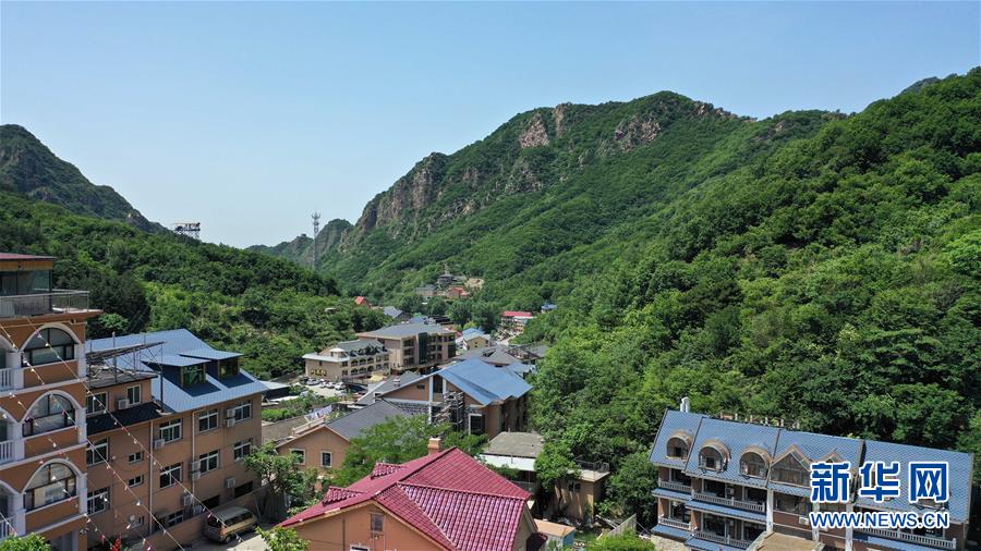 这是6月4日拍摄的天津市蓟州区下营镇常州村的农家院（无人机照片）。 天津市蓟州区下营镇常州村村民以生态文明为理念，集资打造“欧式小镇”，目前当地每年接待游客45万多人，旅游综合收入1.2亿元，其中农家院收入8100多万元，走出了休闲农业与乡村旅游产业结合的乡村振兴之路。 新华社记者 马平 摄