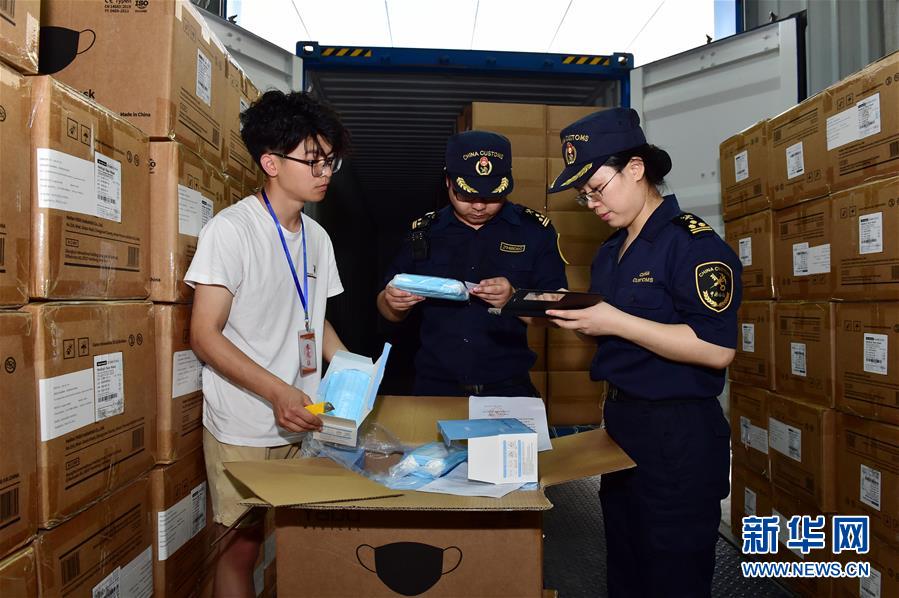 6月5日，浙江义乌海关工作人员在对出口欧洲的防疫物资进行查验。新华社发（吕斌 摄）