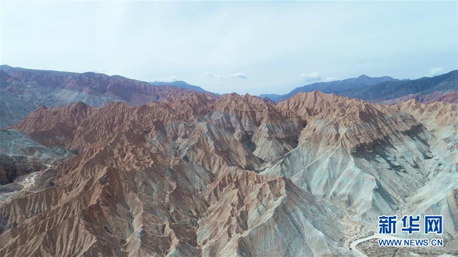 这是6月5日拍摄的位于青海省海南藏族自治州贵德县境内的丹霞地貌（无人机照片）。 在青海省海南藏族自治州贵德县境内，色彩斑斓的丹霞地貌美如画卷。 新华社记者 赵玉和 摄