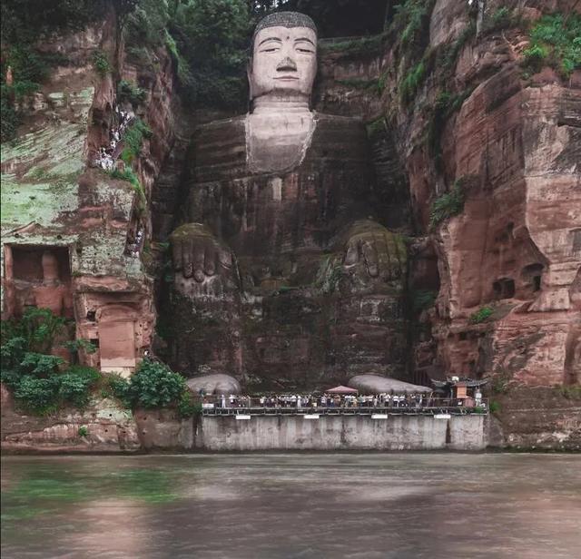 亚洲最/“疯狂/”的5座建筑,乐山大佛上榜,看到泰国的:神奇。