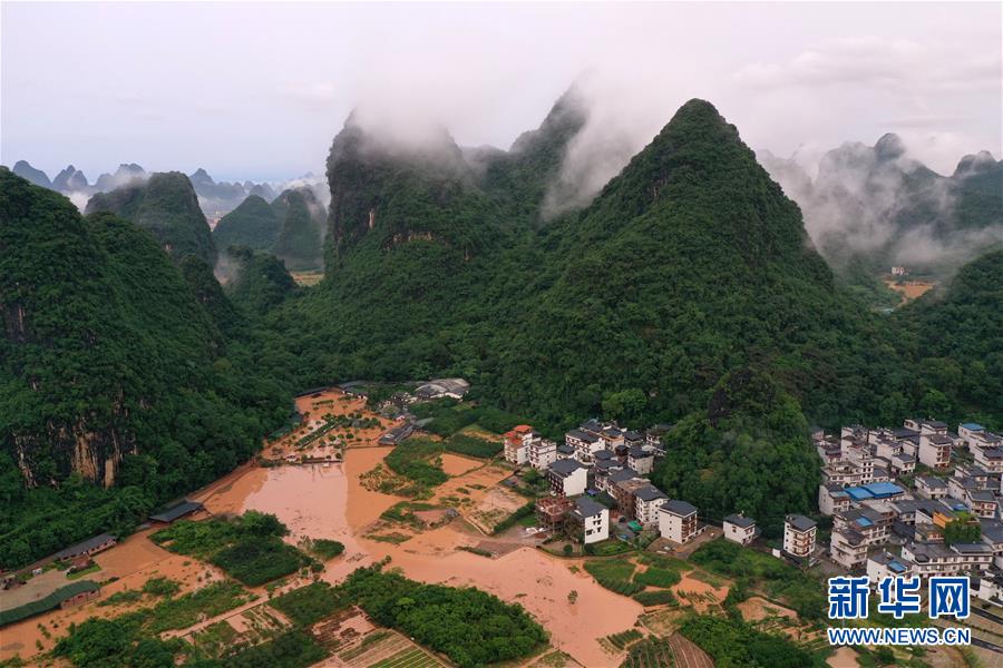这是广西阳朔县部分出现严重积水的村庄（6月7日摄，无人机照片）。 新华社记者 陆波岸 摄