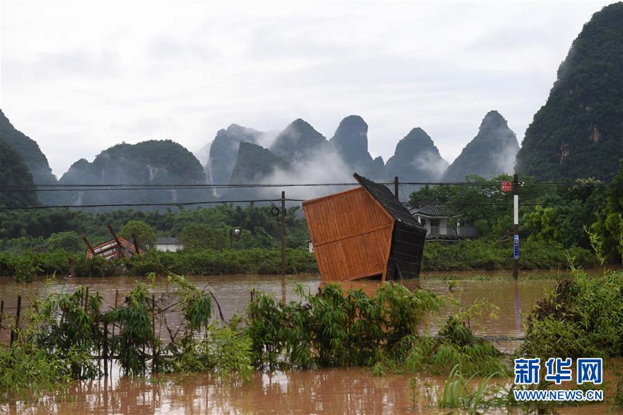 这是广西阳朔县被洪水冲毁的旅游设施（6月7日摄）。新华社记者 陆波岸 摄