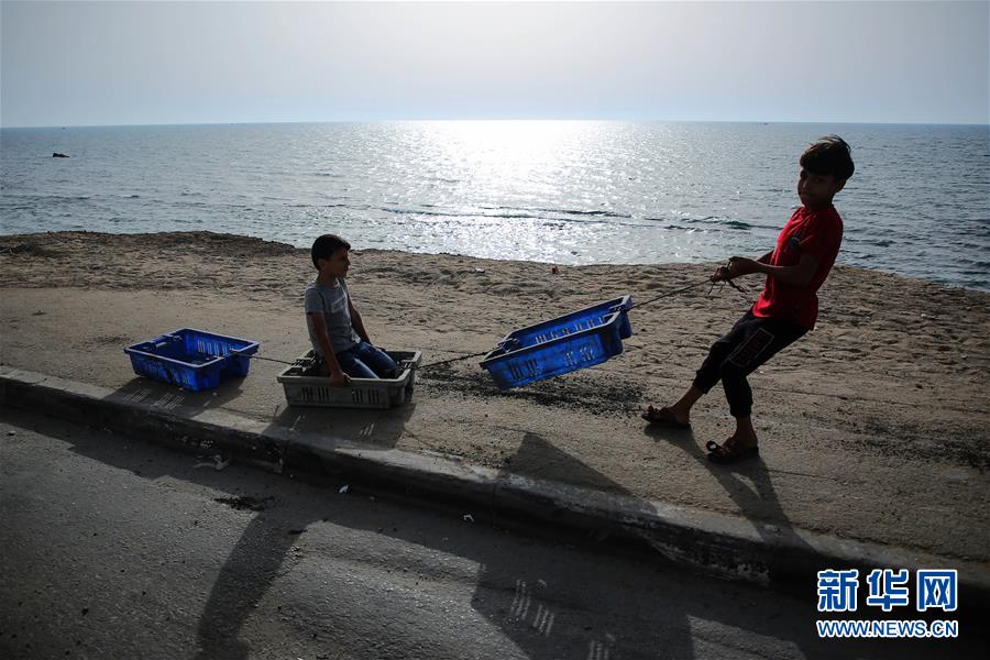6月7日，两个小孩在加沙地带的沙提难民营玩耍。 新华社发（里泽克摄）