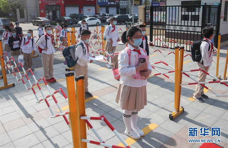 6月8日，在沈阳市童晖小学东校区，返校学生保持安全距离排队，准备入校。 当日，沈阳市小学三、四、五年级学生返校复课。 新华社记者龙雷摄