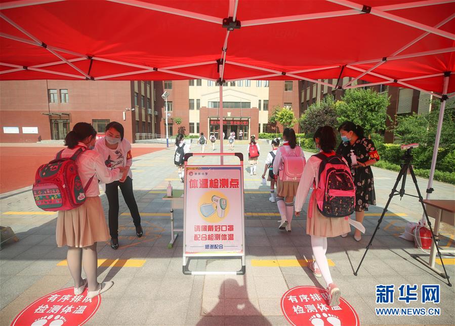 6月8日，在沈阳市童晖小学东校区，返校学生有序进入校园。 当日，沈阳市小学三、四、五年级学生返校复课。 新华社记者龙雷摄