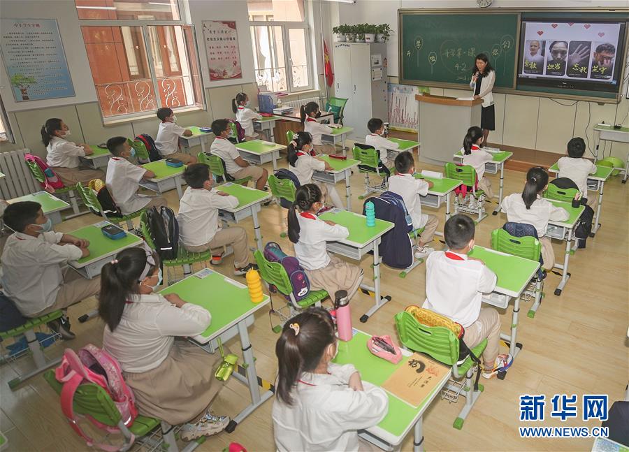 6月8日，在沈阳市童晖小学东校区，校领导为学生上开学第一课《学会感恩 敬畏生命》。 当日，沈阳市小学三、四、五年级学生返校复课。 新华社记者龙雷摄