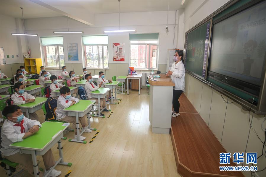 6月8日，在沈阳市童晖小学东校区，学生在课堂上学习如何正确洗手。 当日，沈阳市小学三、四、五年级学生返校复课。 新华社记者龙雷摄