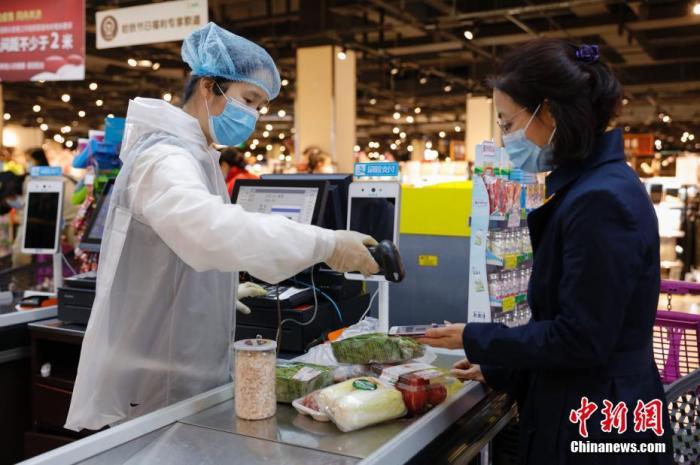 资料图:民众在超市中购物。<a target='_blank' href='http://www.chinanews.com/'>中新社</a>记者 吕品 摄 资料图:民众在超市中购物。<a target='_blank' href='http://www.chinanews.com/'>中新社</a>记者 吕品 摄
