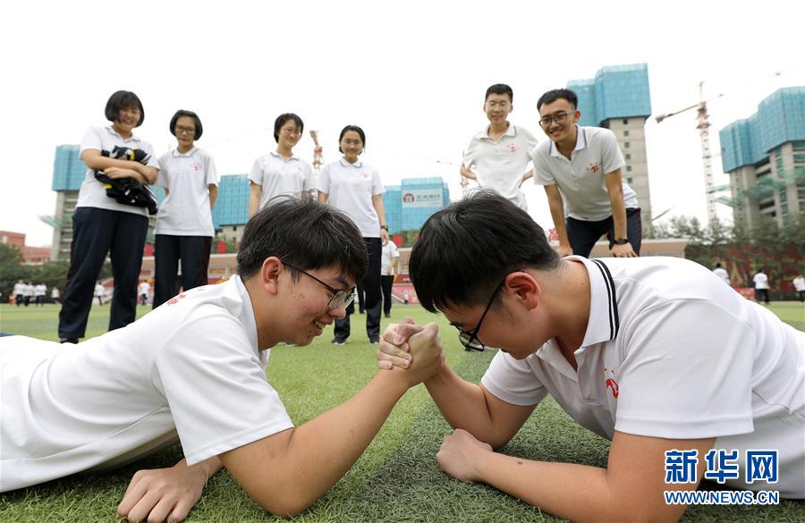 6月9日，河北省衡水市第二中学的高三学生在操场进行掰手腕比赛。 2020年高考临近，河北省衡水市第二中学组织开展多种形式的集体“减压”活动，帮助高三学生在紧张备考之余释放身心压力，以轻松、乐观、自信的心态迎接高考。 新华社记者 朱旭东 摄