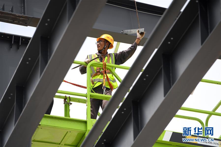 6月9日，工人在位于重庆市巴南区的渝湘高铁重庆段建设工地现场作业。渝湘高铁是国家中长期铁路网规划的“八纵八横”高铁网中厦渝通道的重要组成部分，渝湘高铁重庆段是重庆境内首条时速350公里的山区高速铁路，全长269.5公里。目前，渝湘高铁重庆段进入全面开工建设阶段，预计2025年6月开通运营。新华社记者 唐奕 摄