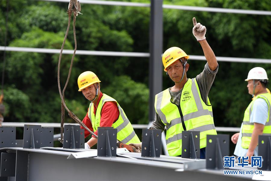 6月9日，工人在位于重庆市巴南区的渝湘高铁重庆段建设工地现场作业。新华社记者 唐奕 摄