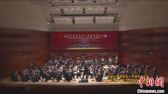 音乐会由著名指挥家傅人长执棒，演奏曲目既有如《我和我的祖国》、《小河淌水》、《茉莉花》中国乐曲，也有菲律宾民间音乐乐章，还有贝多芬第七交响曲。中国驻菲使馆供图