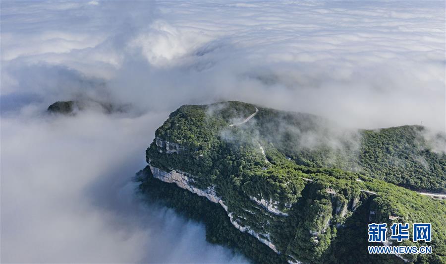 6月10日拍摄的汉中市南郑区龙头山景区的云海景观（无人机照片）。 新华社记者 陶明 摄