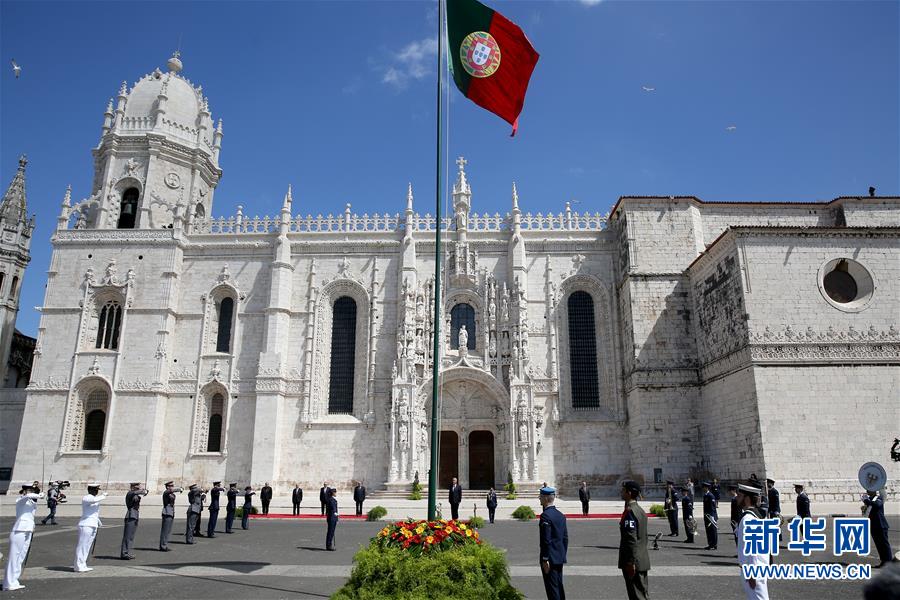 6月10日，葡萄牙总统德索萨在里斯本帝国广场出席庆祝活动。 当日，葡萄牙举行国庆日庆祝活动。 新华社发（佩德罗·菲乌萨 摄）