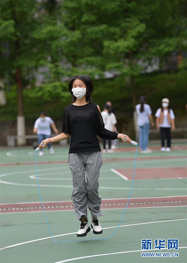 6月10日，恩施职业技术学院参加技能高考的学生在跳绳。 2020年高考临近，湖北省恩施职业技术学院参加技能高考的学生在备考之余开展快乐减压活动，以轻松乐观的心态迎接高考。 新华社发（杨顺丕 摄）