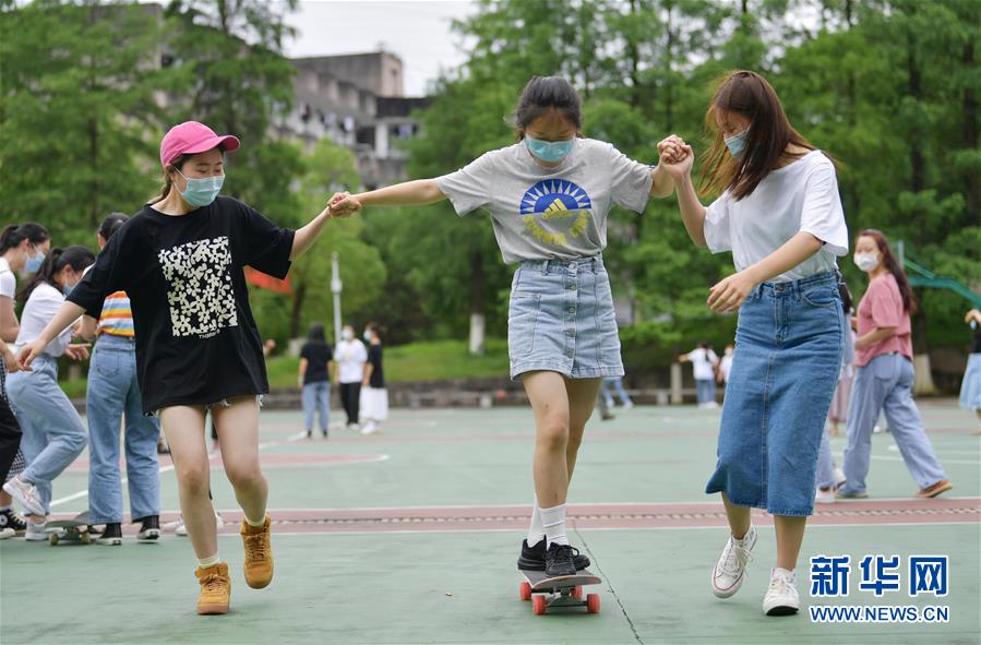 6月10日，恩施职业技术学院参加技能高考的学生在玩滑板。 2020年高考临近，湖北省恩施职业技术学院参加技能高考的学生在备考之余开展快乐减压活动，以轻松乐观的心态迎接高考。 新华社发（杨顺丕 摄）