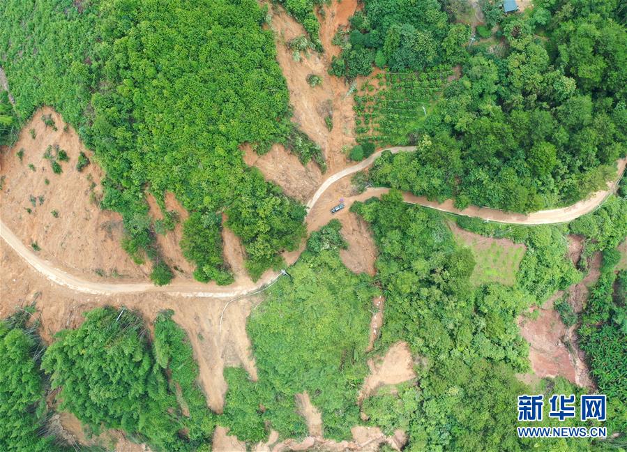 (社会)(1)广西阳朔:抢通通村公路